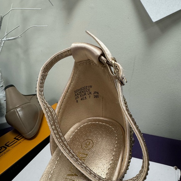 Woman’s chunk low heel pump sandal - Picture 3 of 6